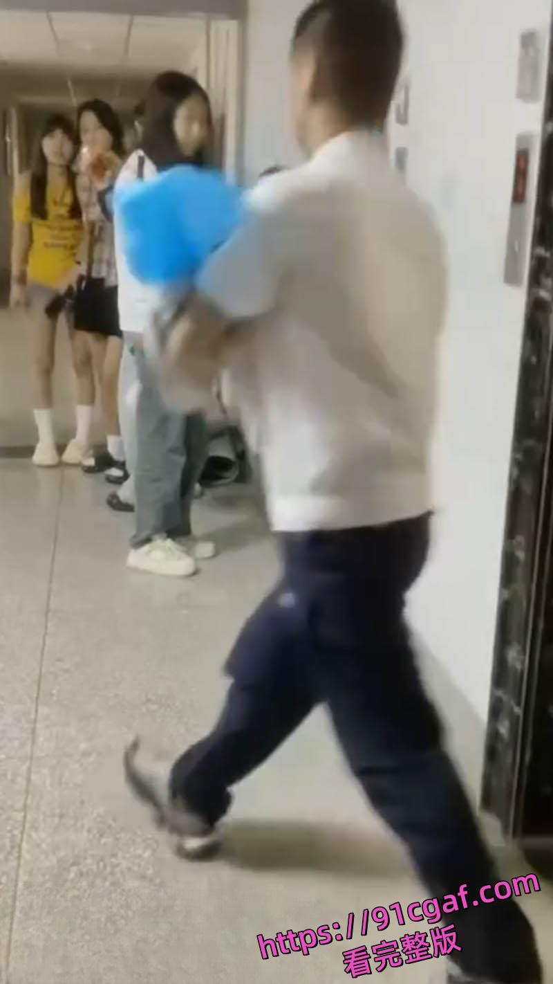 甘肃农大女生宿舍生娃惨剧 大二学姐失血过多命悬一线 救护车狂啸孩子哭嚎-1