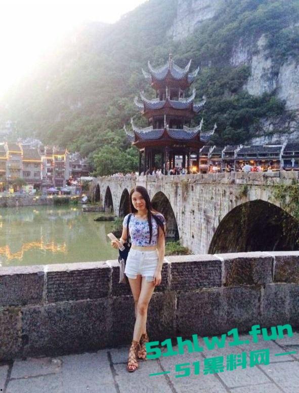 重庆反差熟女人妻【李沐嵘】与炮友的大量裸照流出，平日里贤妻良母私底下非常淫荡。-9