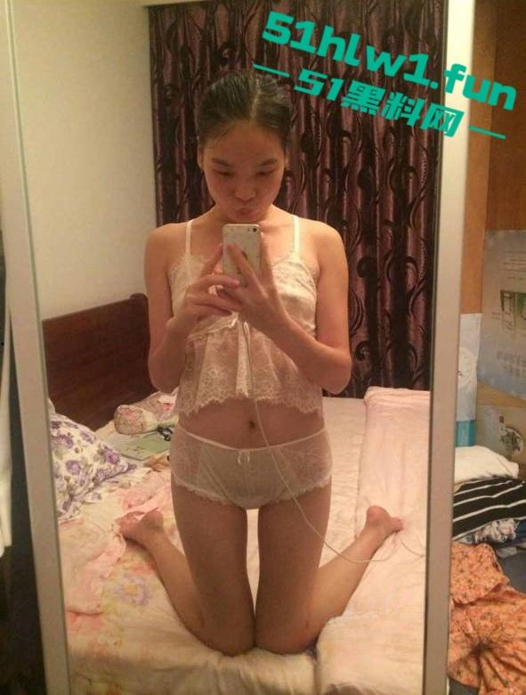 重庆反差熟女人妻【李沐嵘】与炮友的大量裸照流出，平日里贤妻良母私底下非常淫荡。-13