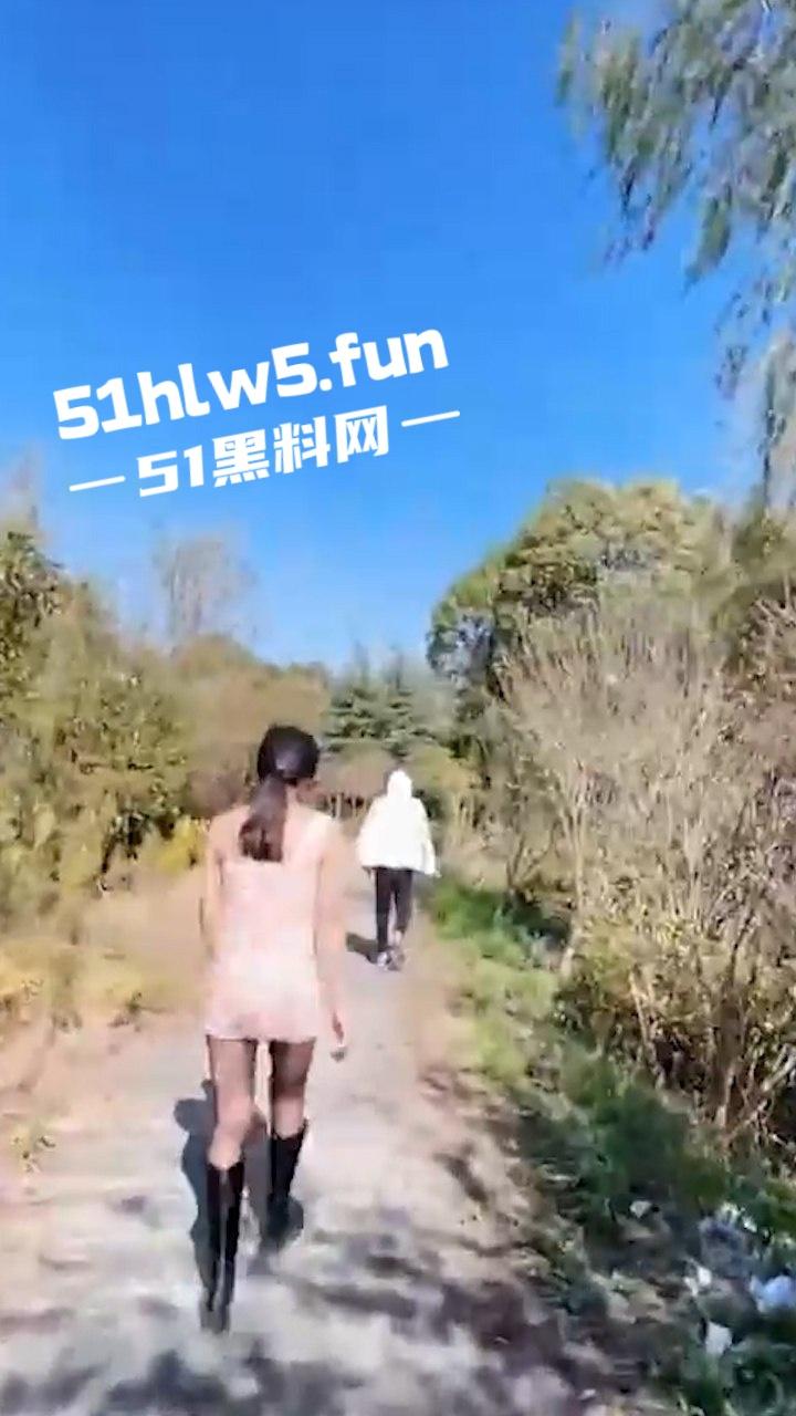 家有娇妻【2】带骚老婆逛景区玩刺激，偶遇单独路人献妻给操满足我的绿帽愿望。-3