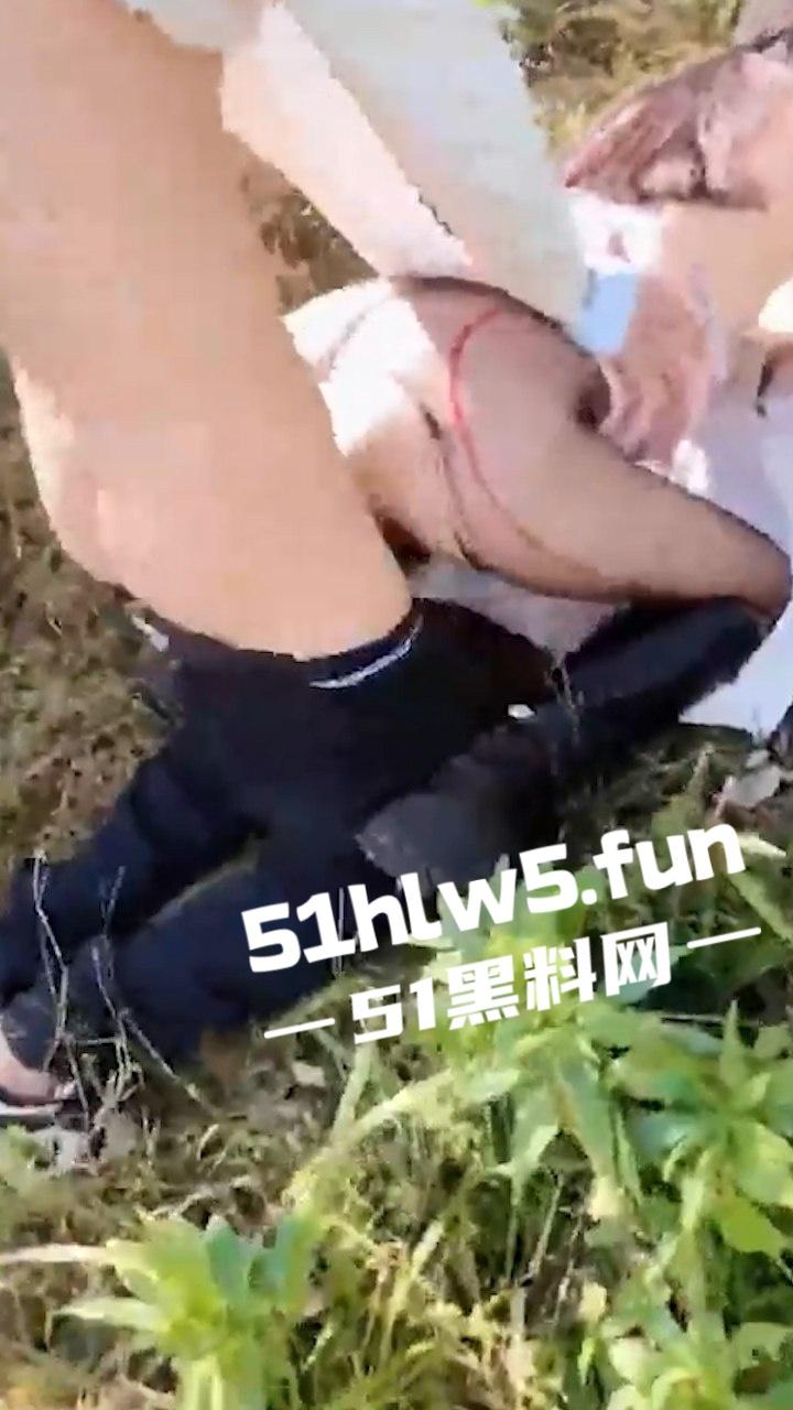 家有娇妻【2】带骚老婆逛景区玩刺激，偶遇单独路人献妻给操满足我的绿帽愿望。-6