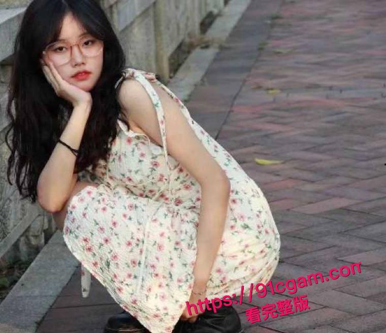 广州女大学生吴萌宿舍性爱自拍 跪地口交后入爆操 被舍友发现直接曝光视频！-1