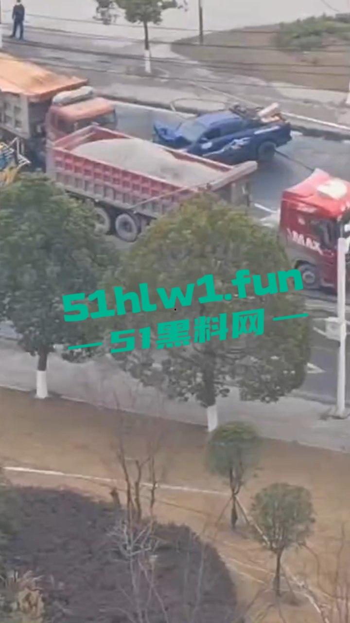 四川巴中恩阳区，发生12车相撞事故，造成5死一伤，现场画面流出，多家医院发声，细节信息量大。-6