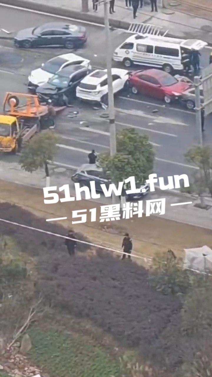 四川巴中恩阳区，发生12车相撞事故，造成5死一伤，现场画面流出，多家医院发声，细节信息量大。-11