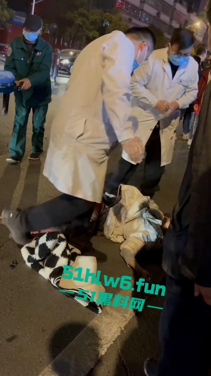 精神小伙带美女飙车失控撞车当场超度，黑丝美女瞬间被摔成麻花扭成三折叠。-4