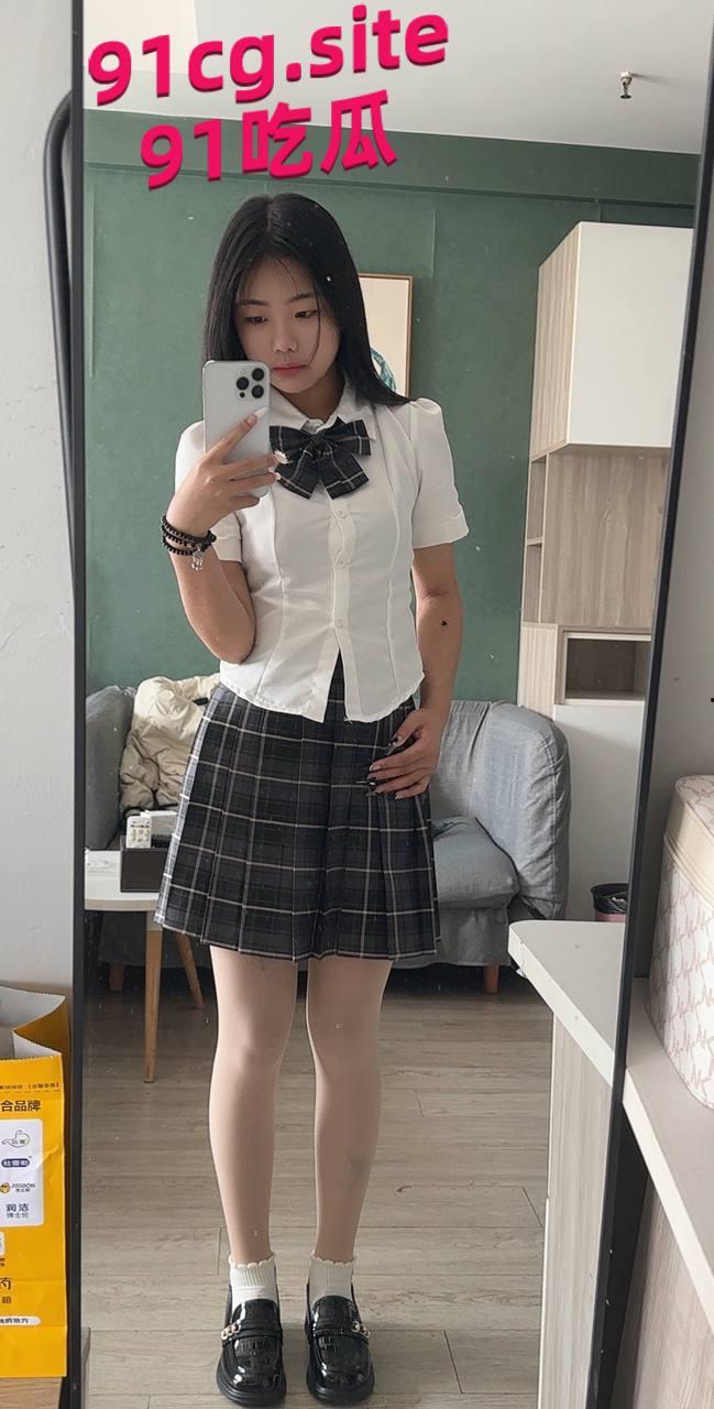 禽兽哥哥和刚满18岁的妹妹 一起看黄片动手动脚，最终拿下一血-4