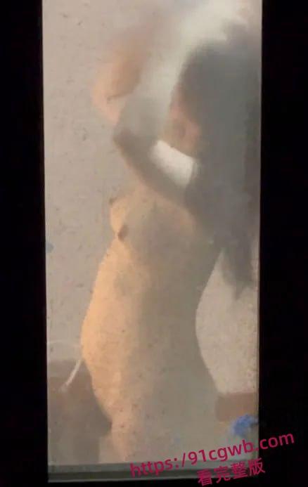 大神潜入东航空姐宿舍窗外偷窥多位空姐日常生活洗澡换衣服重磅泄密-3
