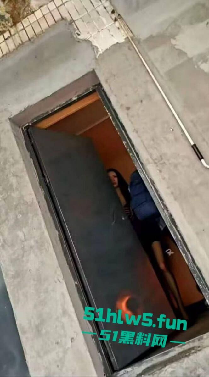 长沙鸡店惊现美女花魁引众人排队干逼，结果被帽子叔叔一锅端，一天操作下来逼都没合过！-3