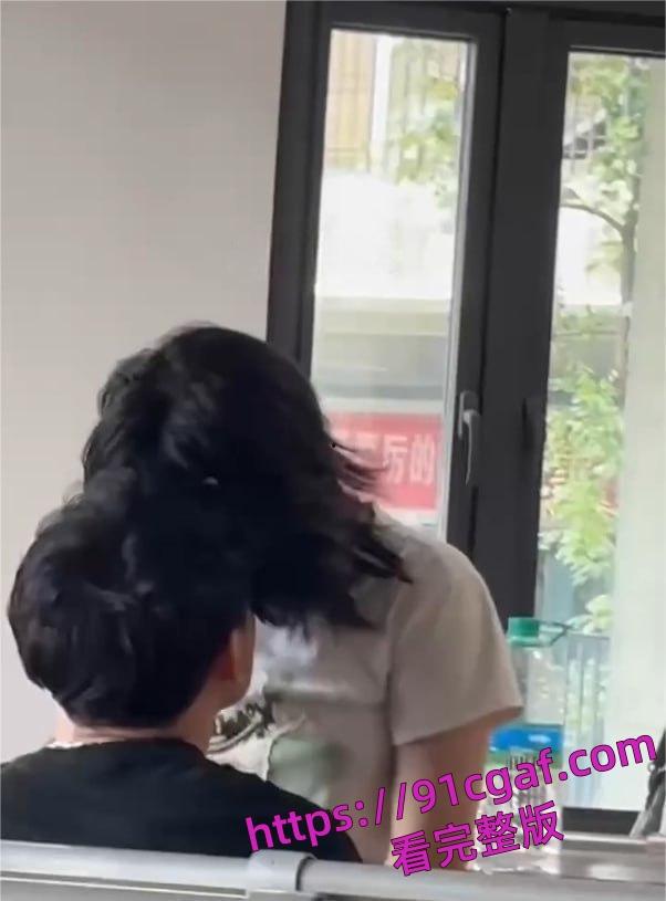 大学教室秒变偶像剧，学生情侣在课间休息时间在教室旁如无人调情亲热-5