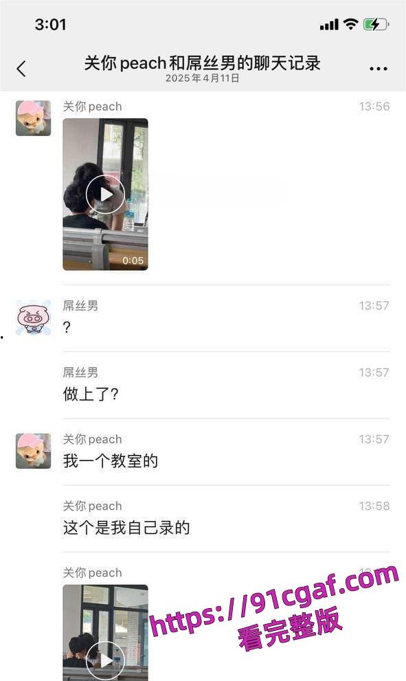 大学教室秒变偶像剧，学生情侣在课间休息时间在教室旁如无人调情亲热-6