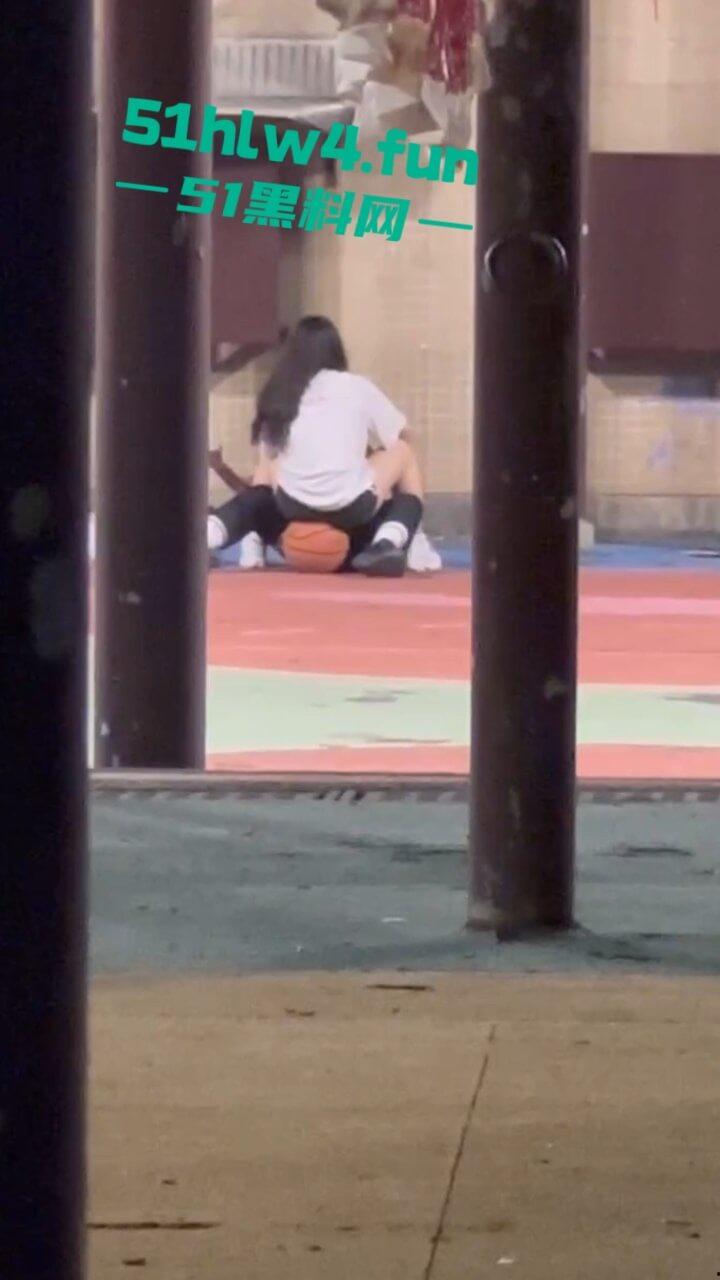 偷拍下篮球场的秘密，一对情侣周围四下无人竟然户外激情做爱，青春的激情与无畏。-2