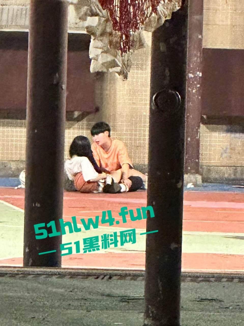 偷拍下篮球场的秘密，一对情侣周围四下无人竟然户外激情做爱，青春的激情与无畏。-5