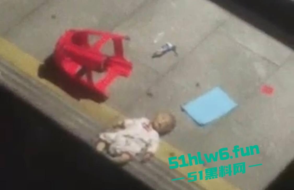 夫妻吵架奶妈愤怒将孩子从五楼仍下去，据传是有产后抑郁症，目前已经被帽子叔叔带走。-1