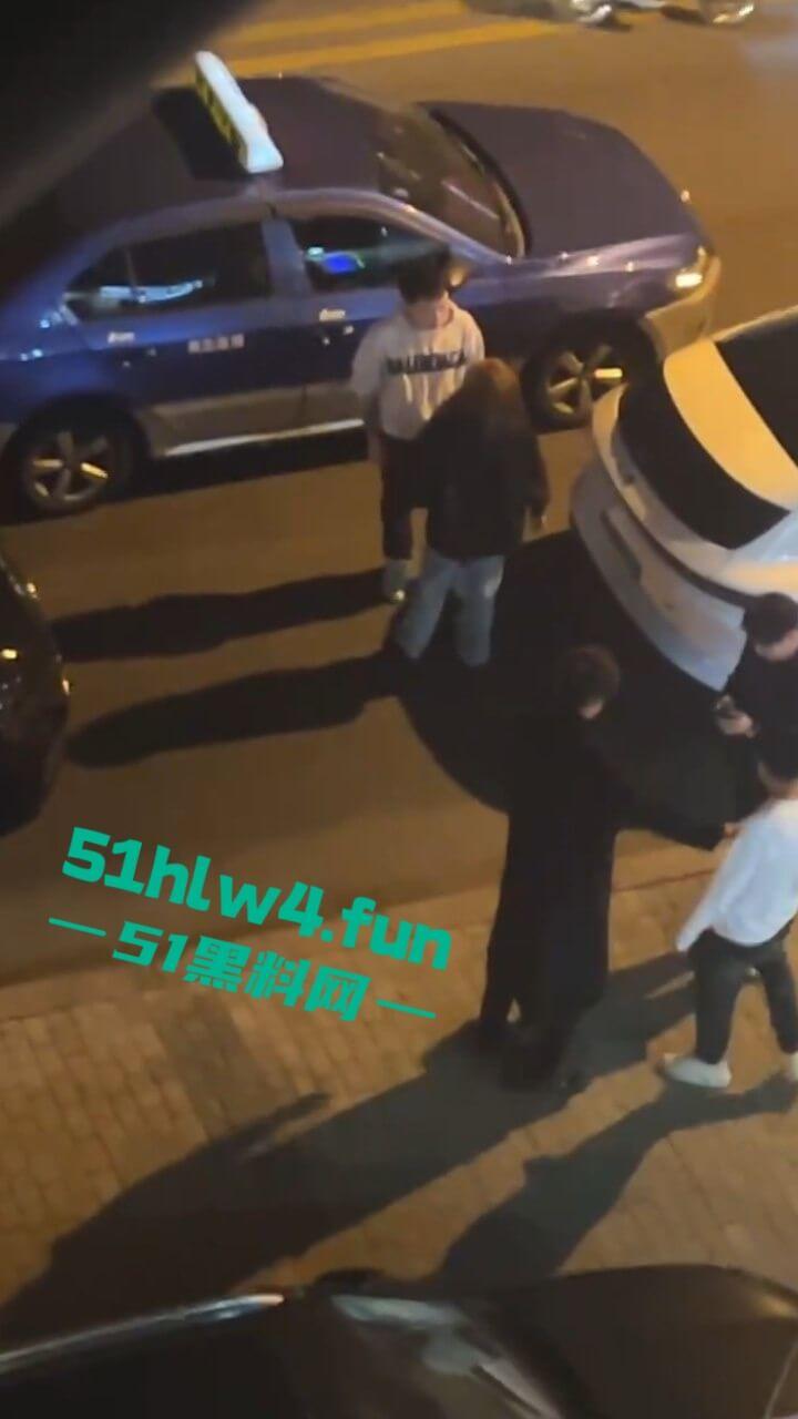 青岛小仙女挑衅男子嚣张辱骂还动手打人，结果被大哥一拳当场直接带走，看着都解气。-4