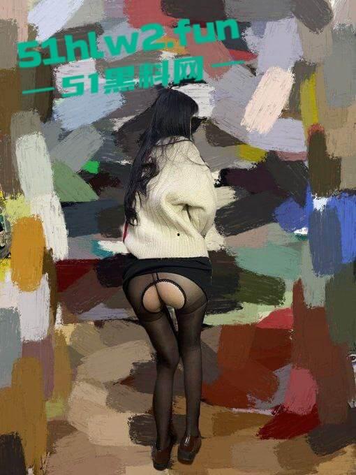 山东机电学院【刘亦媛】高颜值长腿学生妹，喜欢穿JK裙摆拍性感黑丝配白嫩蜜桃臀。-2