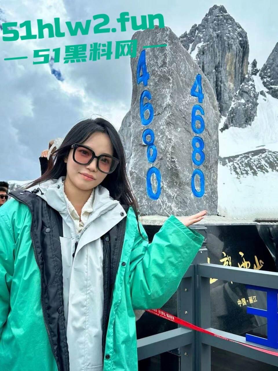 山东机电学院【刘亦媛】高颜值长腿学生妹，喜欢穿JK裙摆拍性感黑丝配白嫩蜜桃臀。-4