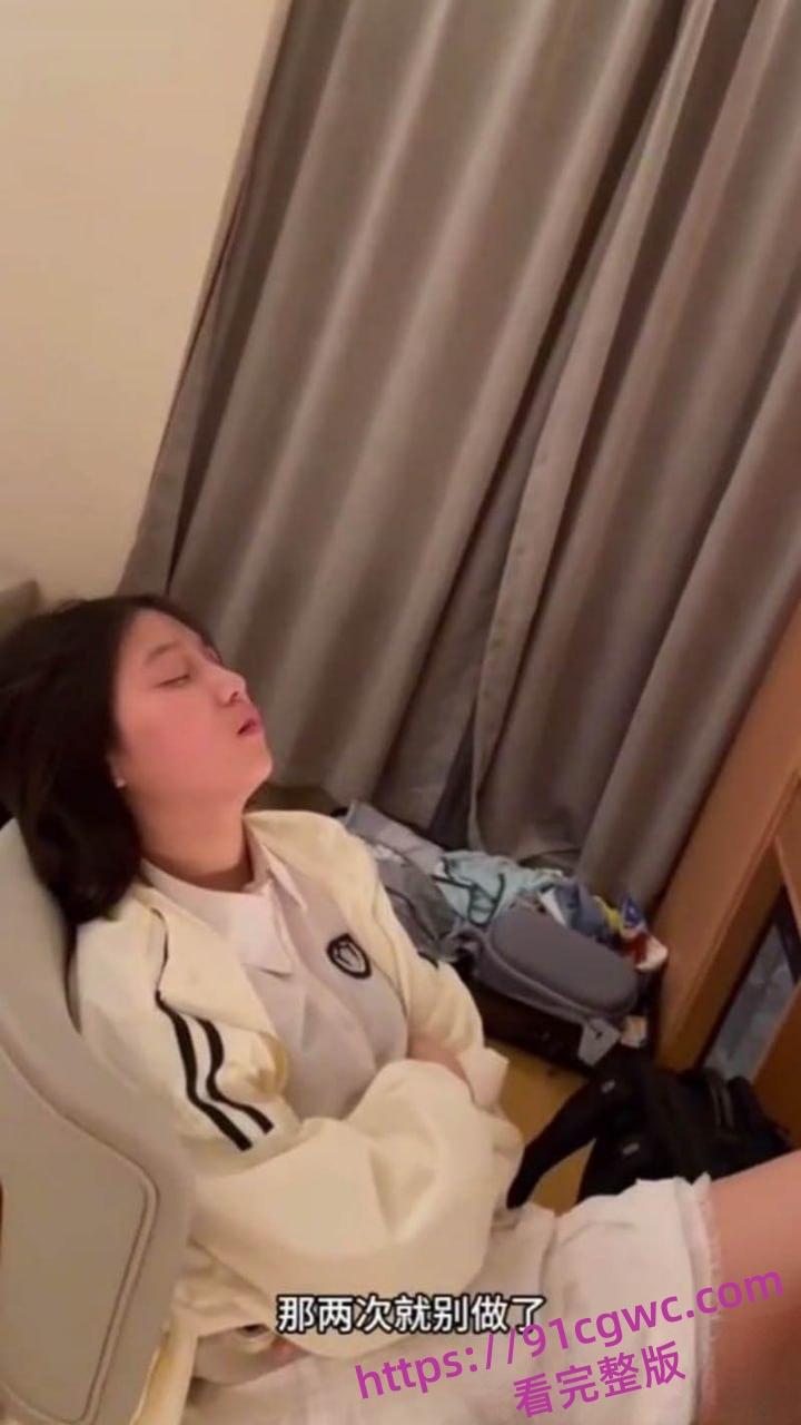 18岁学生妹下海做鸡 无套包夜清纯嫩妹 做完一次就想跑路 还威胁报警-2