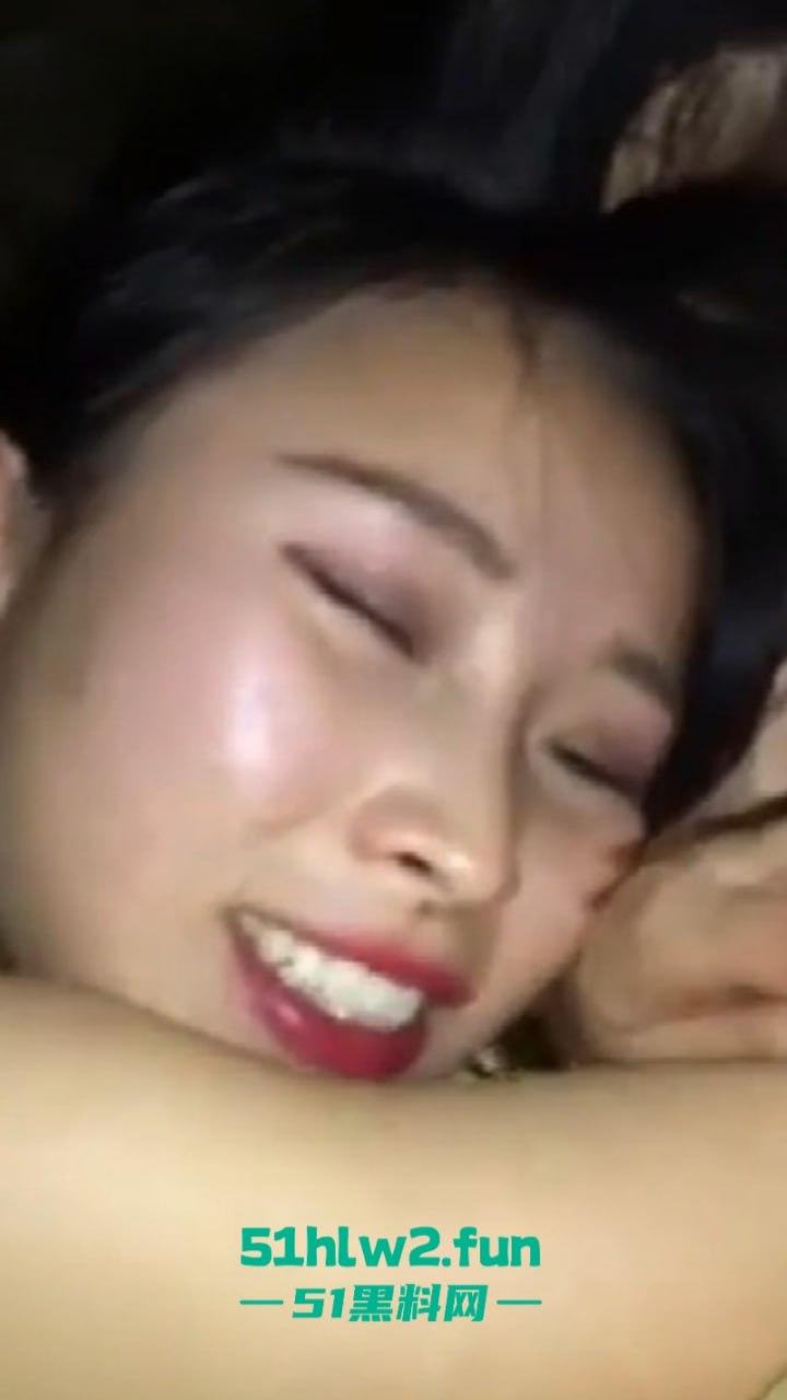 一根黑屌睡了100多个孩子妈，广州天河区贵族幼儿园黑人外教多段操白逼视频外网曝光。-10