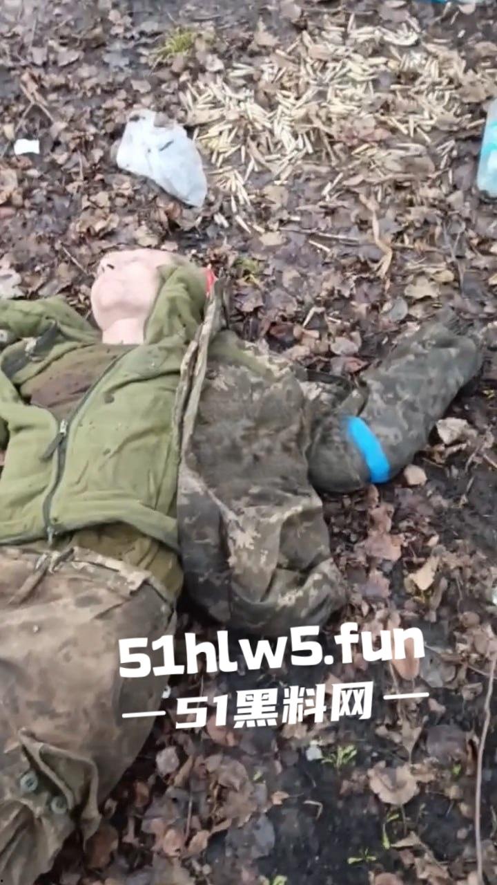 【血腥恐怖】俄乌战场战后清扫，到处都是早已腐烂的士兵尸体，现场视频画面流出。-1