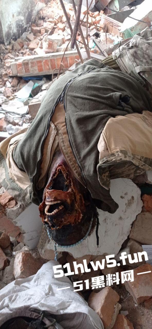 【血腥恐怖】俄乌战场战后清扫，到处都是早已腐烂的士兵尸体，现场视频画面流出。-5