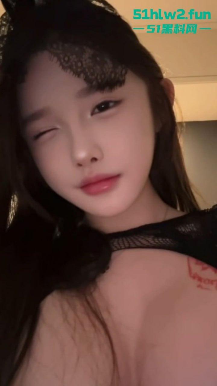 快手网红【美羊】被曝大尺度做爱视频，极品高颜值美女穿女仆装胯上骑乘伺候大佬！-5