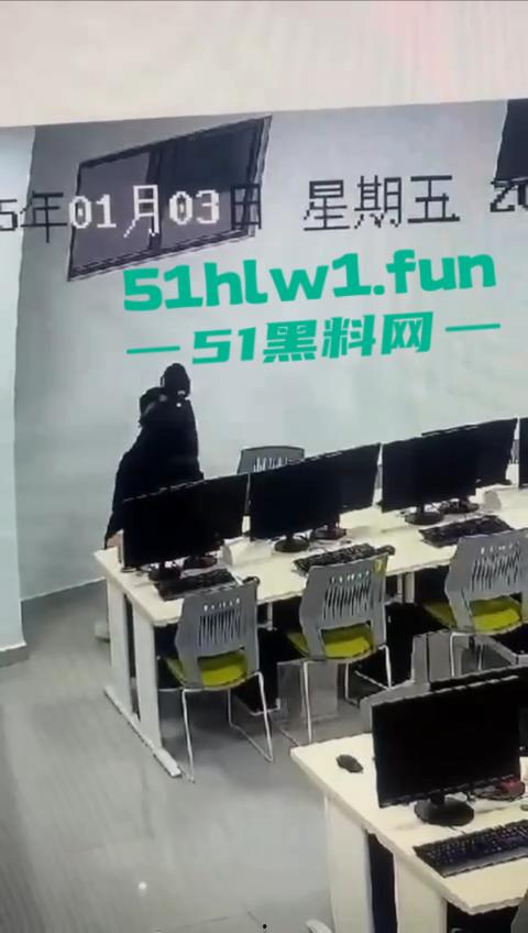 郑州商学院大瓜！一对情侣饥渴难耐在学院内多媒体室啪啪，监控下50秒激情视频曝光。-7