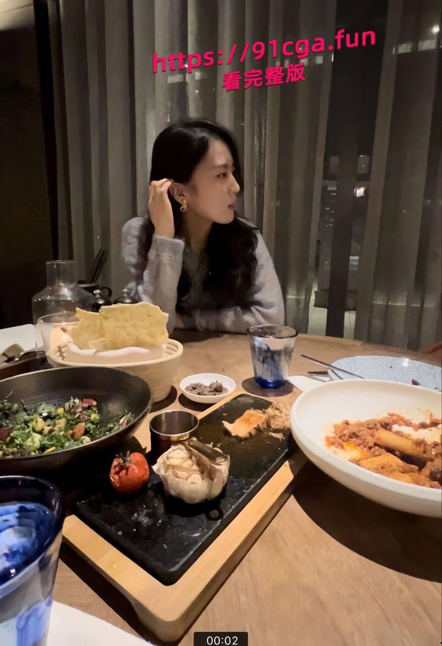 极品嫩奶黑逼大专学生妹， 跟rap男友交往途中出轨， 结交富二代被男友曝光-2