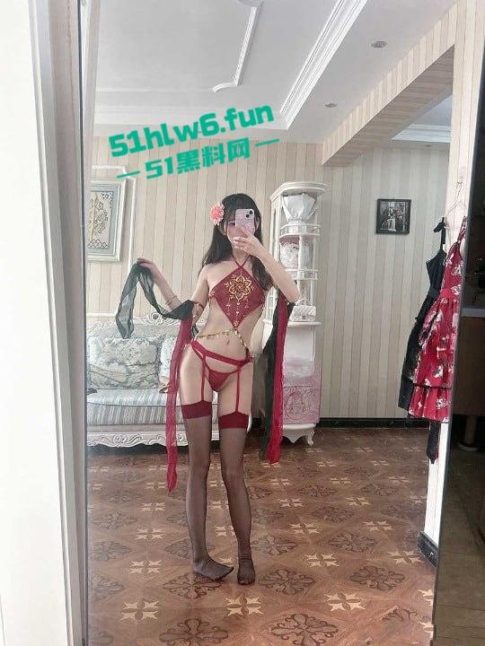 B站30万粉丝UP主【猫小娴】舰长福利视频流出，黑丝美腿白虎嫩穴激情自慰！-2