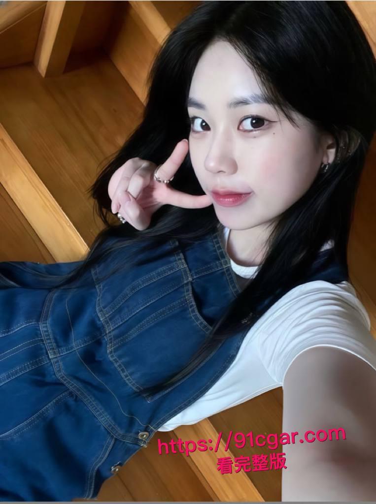 湖北19岁极品小表妹私密全套被前任一键全网投毒！天生炮架子翘臀掰开直接后入狂干，用脚趾猛捅骚逼都能高潮！-6