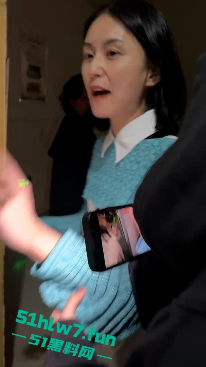 畜生啊！湖南文理学院一副教授出轨女学生大量学生现场喊话！老婆这么漂亮还出轨。-12