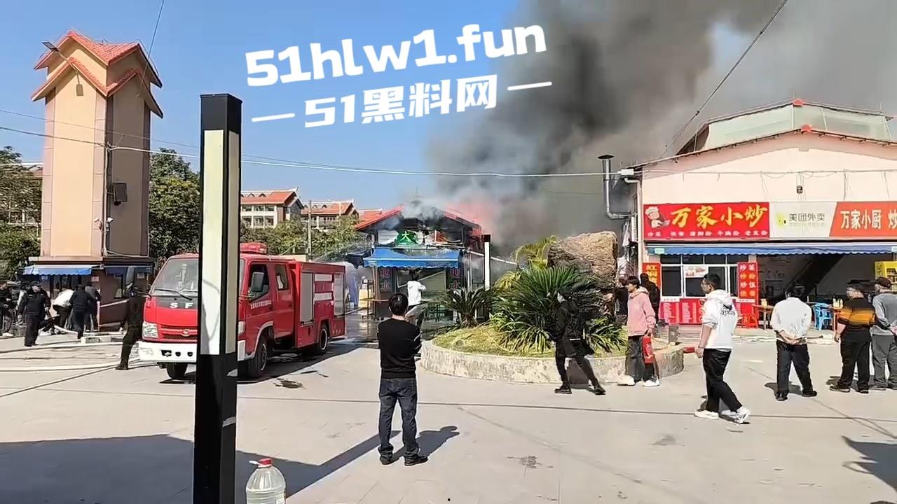 广西钦州北部湾大学城一糖水铺 因小孩放鞭炮引发火灾 现场浓烟滚滚真是造孽！-6