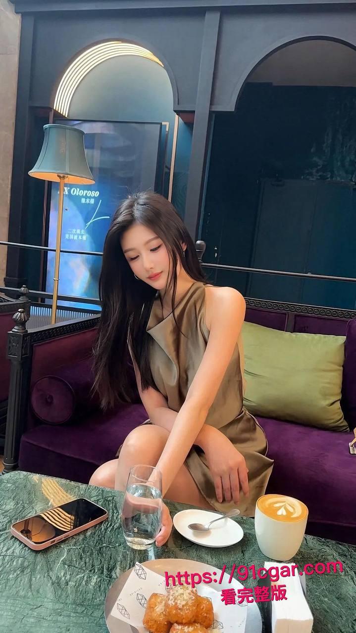 MERIOL_CHAN 卧室独守空房彻底放飞！新加坡甜美女神私下抠到喷水高潮连连，奶子晃得人当场射屏！-5