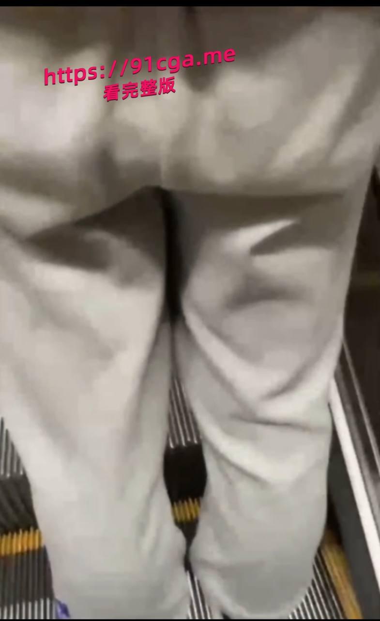 地铁惊现放水狂魔 尾随美女撒尿 有变态出没请注意！-1