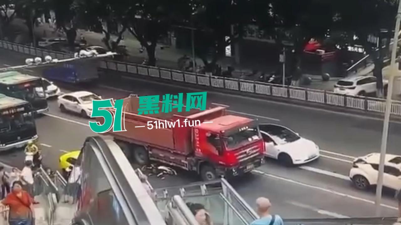 【血腥恐怖】重庆五里店灯饰广场万丰路口发生严重车祸，男子骑电瓶车行驶在货车前方盲区被当场碾压爆头。-2
