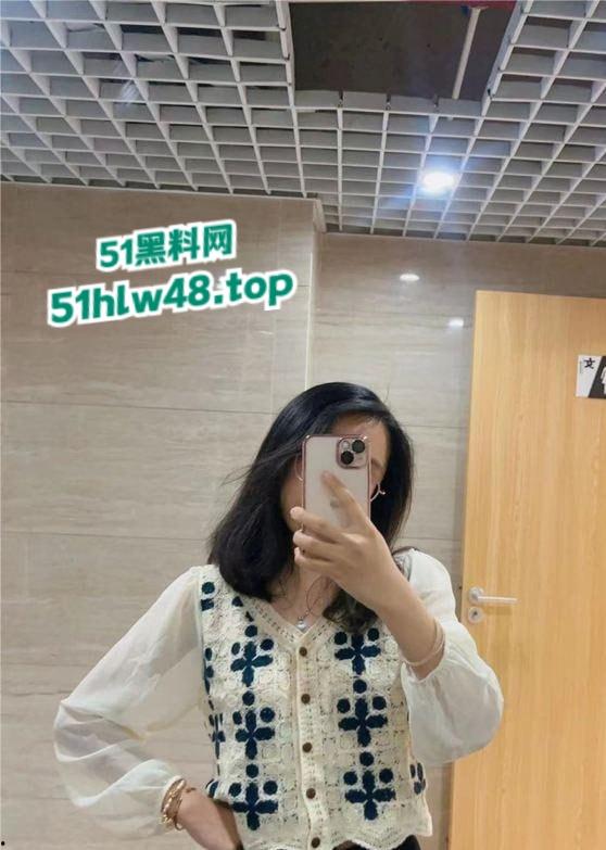 广东电子科技大学中山学院女大学生【曾嘉仪】被调教的黑料视频全校疯传，深喉跪舔后入爆操无套打桩高潮连连！-3