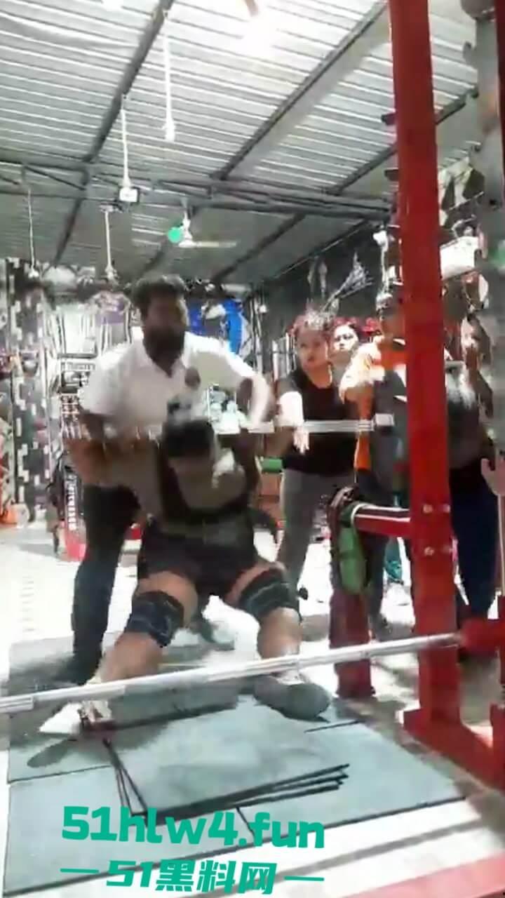 印度17岁举重运动员【YashtikaAcharya】在训练时失去平衡，活生生被270公斤杠铃压死现场视频流出。-7