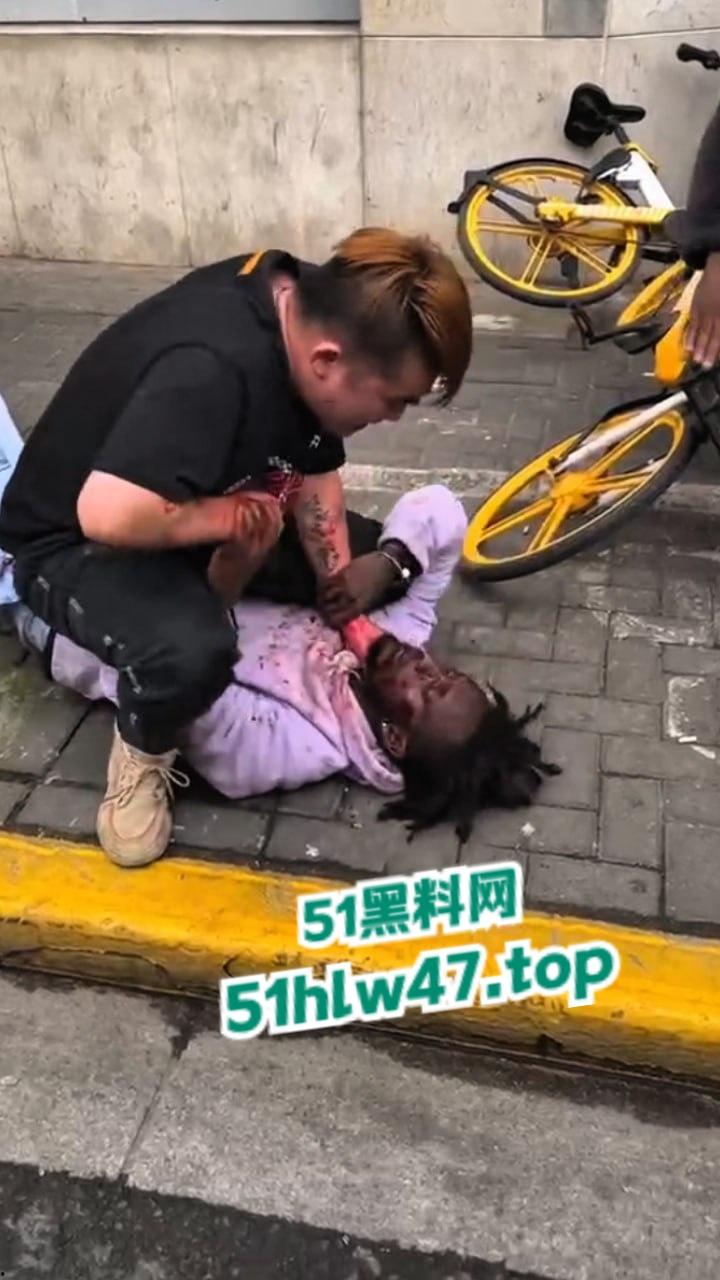 广州黑人被精神小伙爆揍，网友恶嘲这是汉人殖民者，在广坎达街头殴打土著，原来广州早已被黑人占领了啊！-2