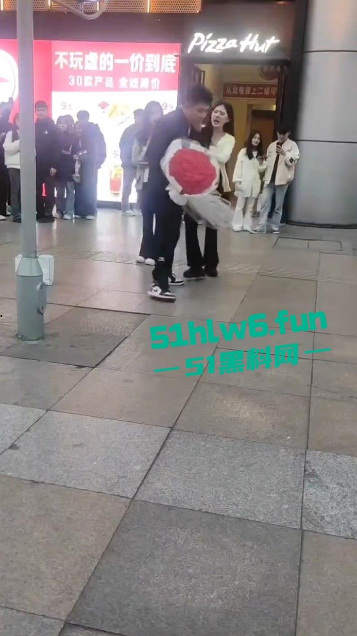 广西南宁顶级舔狗网红，当街表白求婚被美女怒扇耳光，却依旧跪地求婚，第一次见求婚双膝下跪的人才啊！-3