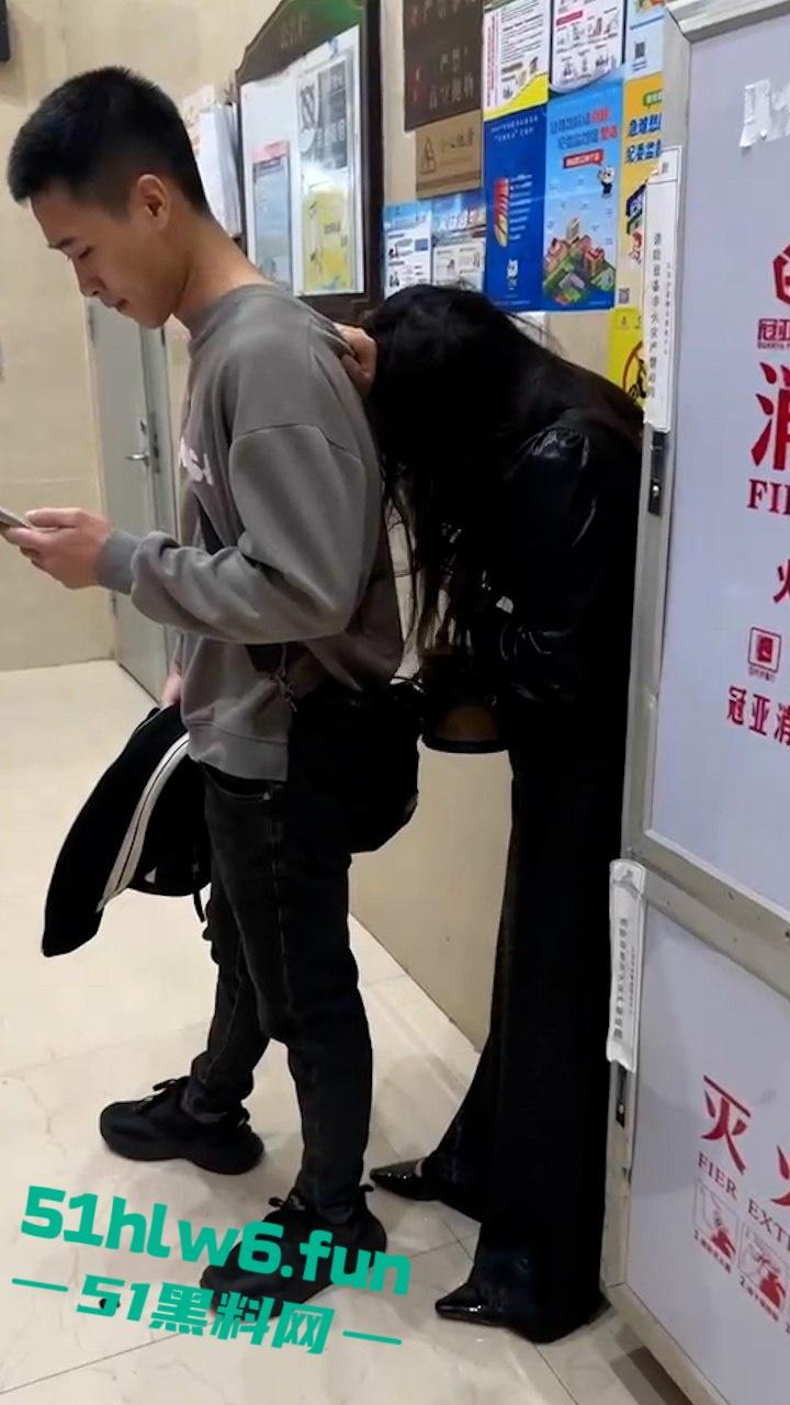 福建真实抓奸实拍，奸夫淫妇家中私会被突然回来的正主当场抓奸，撕逼现场还一直维护小三。-4