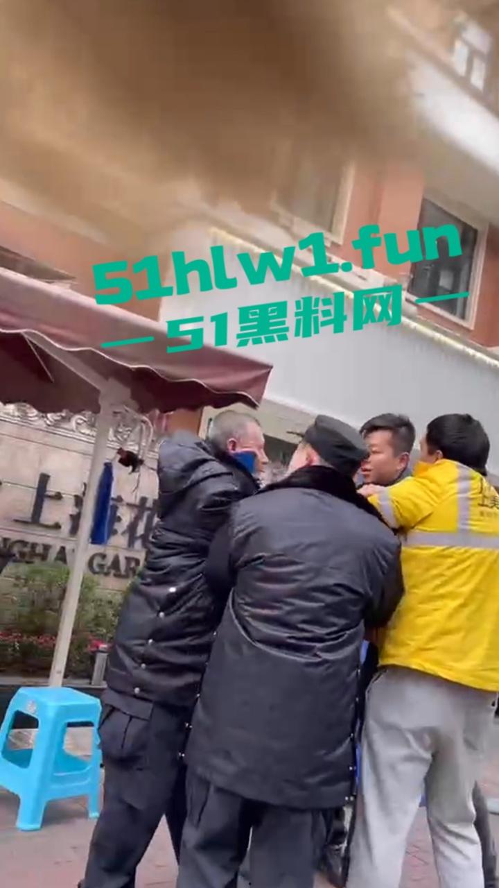 上海花园小区，保安和外卖员互殴。老头为难外卖员，对其进行辱骂侮辱，被外卖小哥抡头盔爆揍！-4