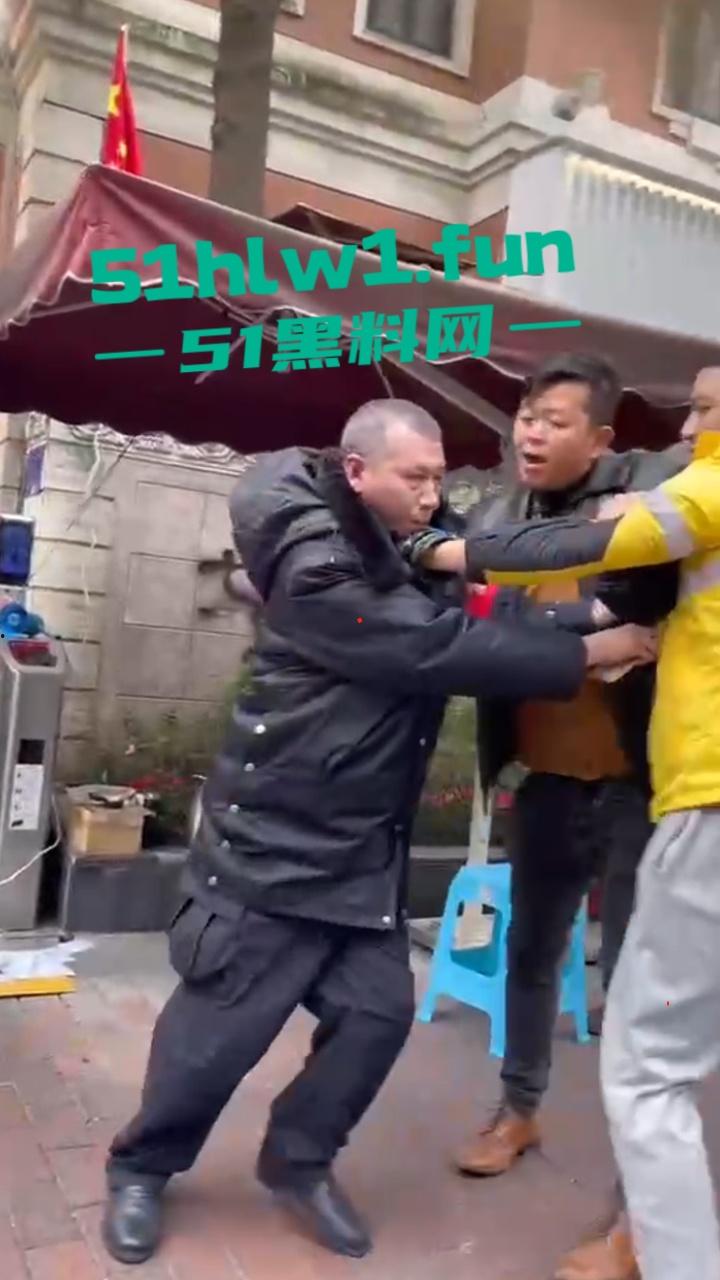 上海花园小区，保安和外卖员互殴。老头为难外卖员，对其进行辱骂侮辱，被外卖小哥抡头盔爆揍！-5