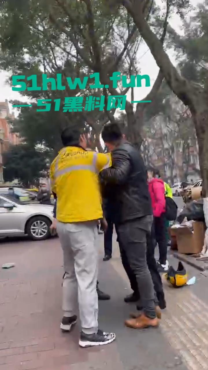 上海花园小区，保安和外卖员互殴。老头为难外卖员，对其进行辱骂侮辱，被外卖小哥抡头盔爆揍！-6