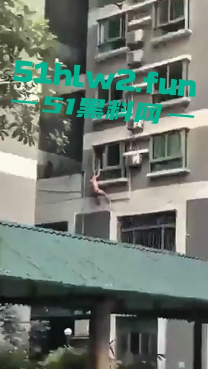 男子偷情约炮翻车现场，骚逼老公突然回家只能全裸逃出窗外，从4楼跌落重伤这偷情代价有点大啊。-2