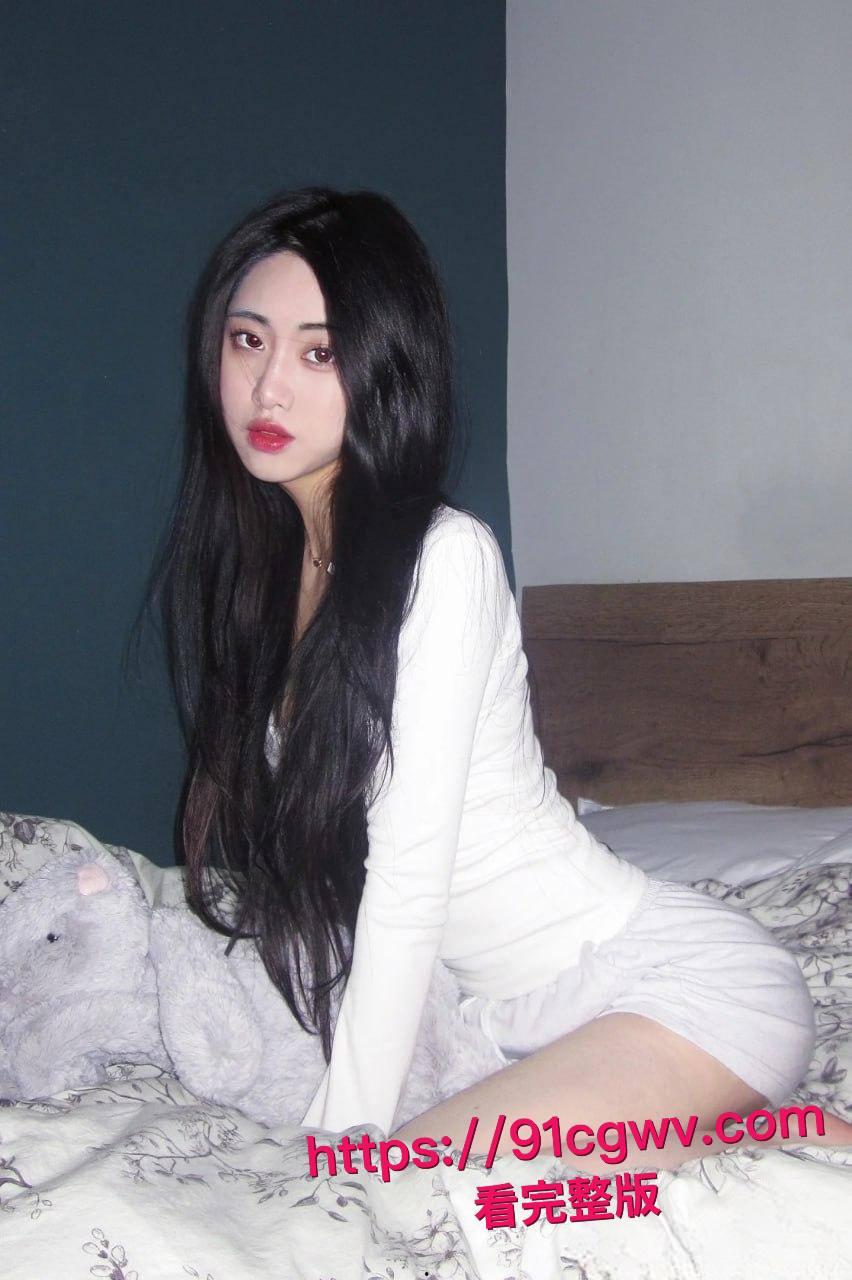 谢菲尔德音乐系高颜女神王天惨遭绿帽男友甩出私密大片！留学圈人人给钱就能上的极品骚货，跪舔鸡巴视频让哥们儿裤裆紧绷-2