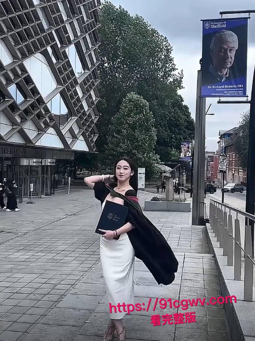 谢菲尔德音乐系高颜女神王天惨遭绿帽男友甩出私密大片！留学圈人人给钱就能上的极品骚货，跪舔鸡巴视频让哥们儿裤裆紧绷-3