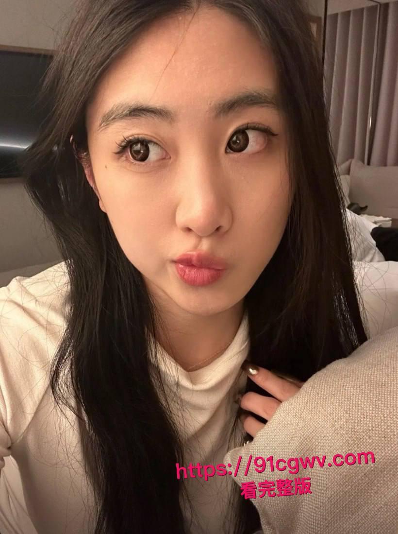 谢菲尔德音乐系高颜女神王天惨遭绿帽男友甩出私密大片！留学圈人人给钱就能上的极品骚货，跪舔鸡巴视频让哥们儿裤裆紧绷-6