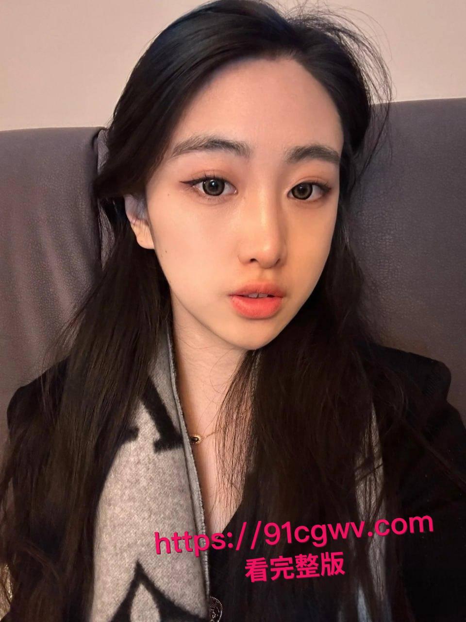 谢菲尔德音乐系高颜女神王天惨遭绿帽男友甩出私密大片！留学圈人人给钱就能上的极品骚货，跪舔鸡巴视频让哥们儿裤裆紧绷-8