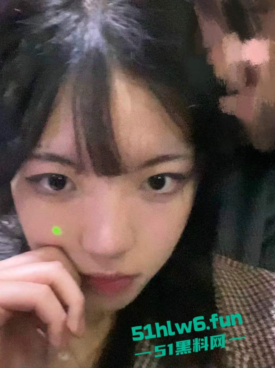 广西桂林某大学班花【刘思婷】去酒吧喝酒被闺蜜灌醉，贡献给富二代们迷奸玩弄，各种操逼插穴玩的不亦乐乎。-10