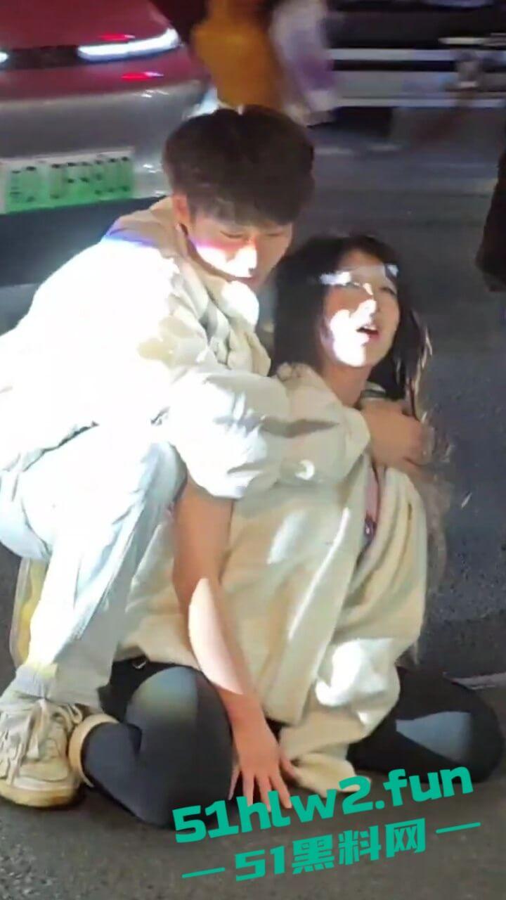 汕头小仙女和闺蜜喝醉被三男子搭讪，结果小仙女直接暴走当街殴打辱骂男子，这是真猖狂啊。-1