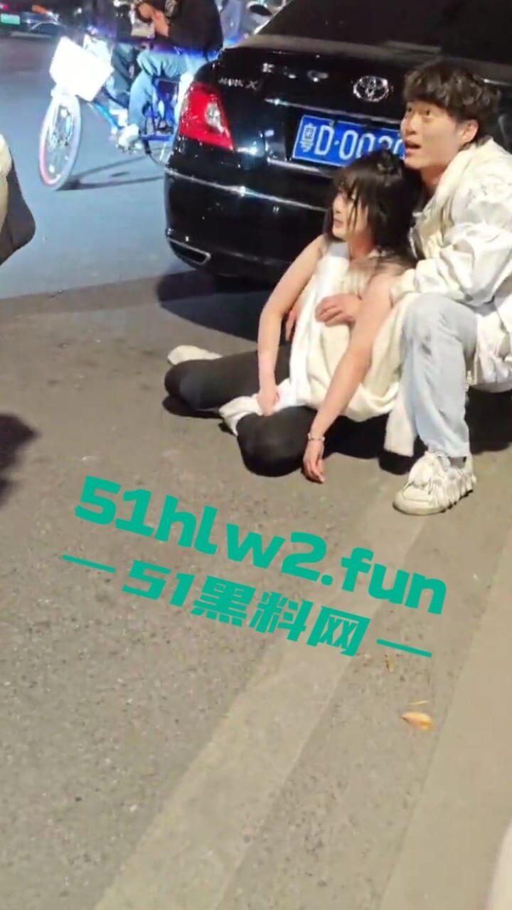汕头小仙女和闺蜜喝醉被三男子搭讪，结果小仙女直接暴走当街殴打辱骂男子，这是真猖狂啊。-6